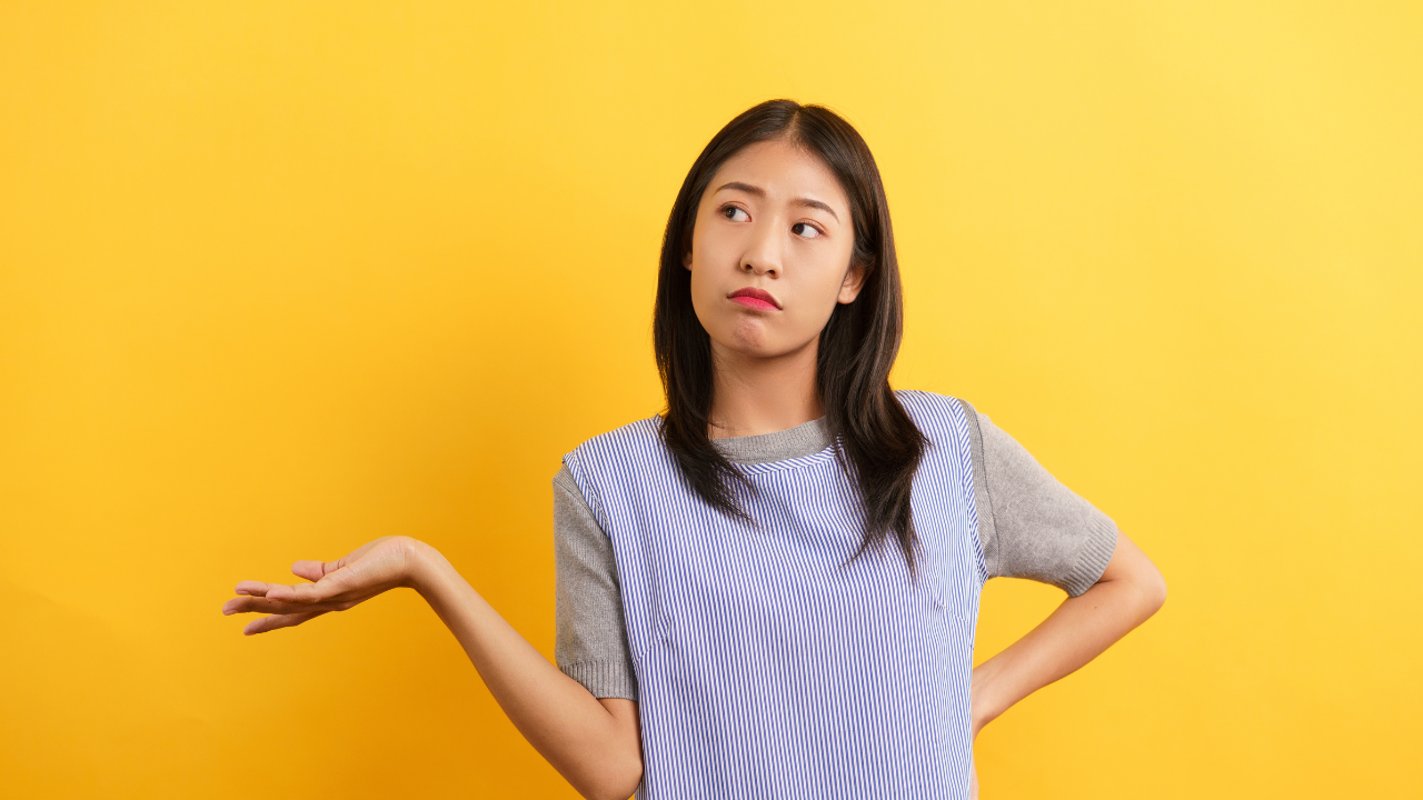 手を差し出してる女性