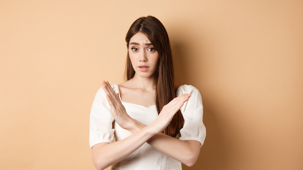 noサインしてる女性