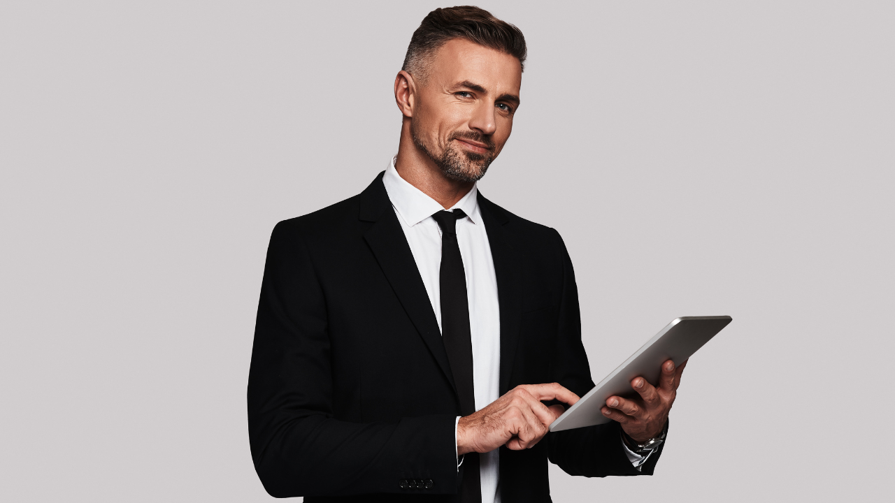 タブレットを持ってる男性