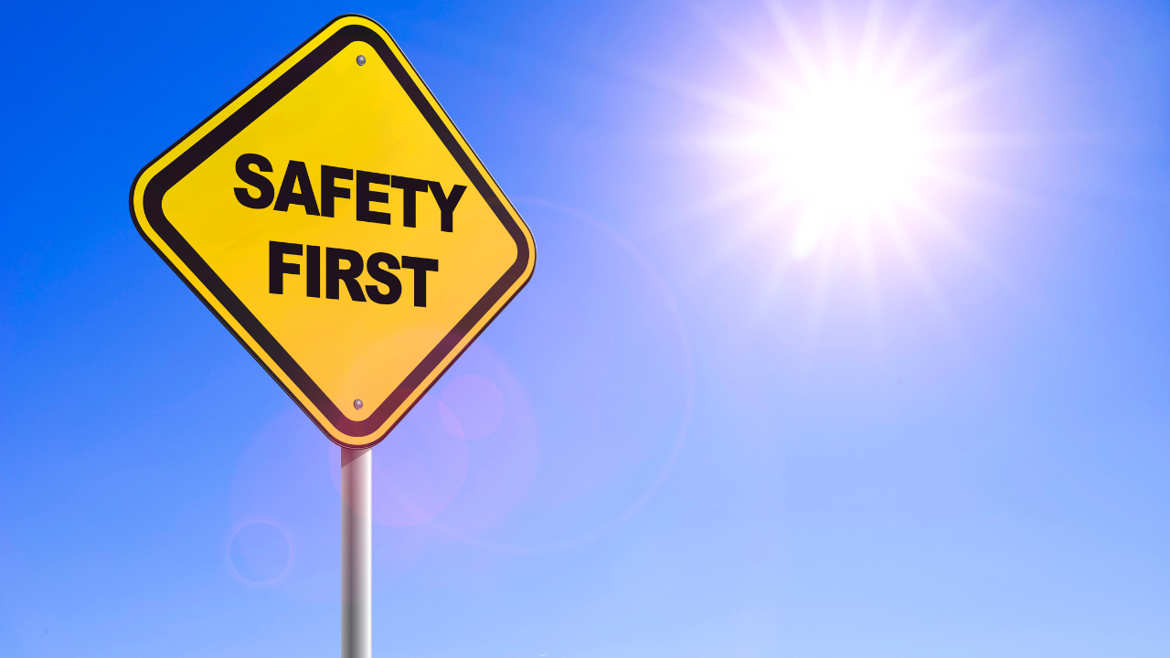 safetyの看板と青空