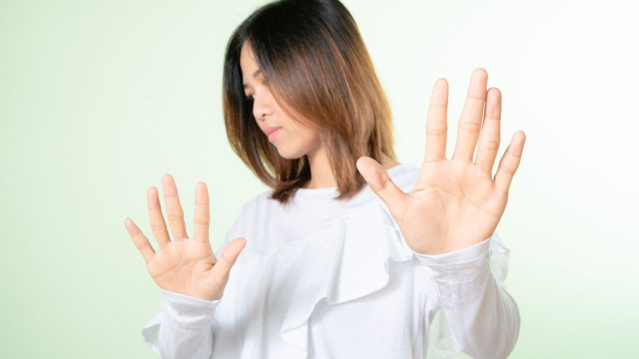 否定してる女性