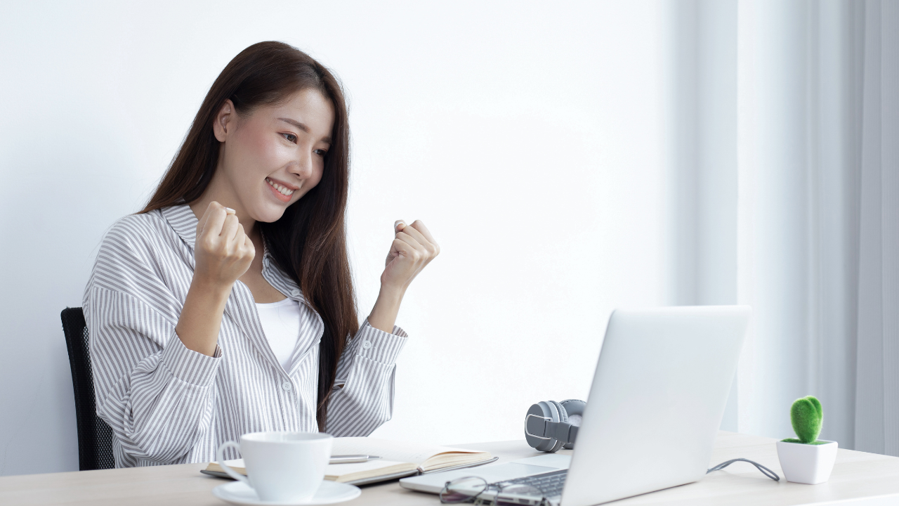 pcの前で喜んでる女性