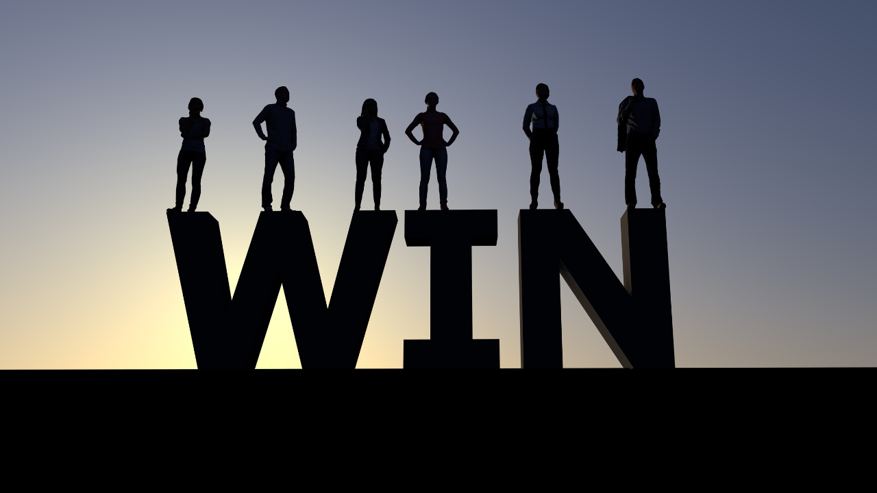 winの置物に立ってる人々