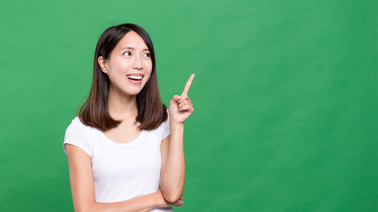 人差し指を上げてる女性